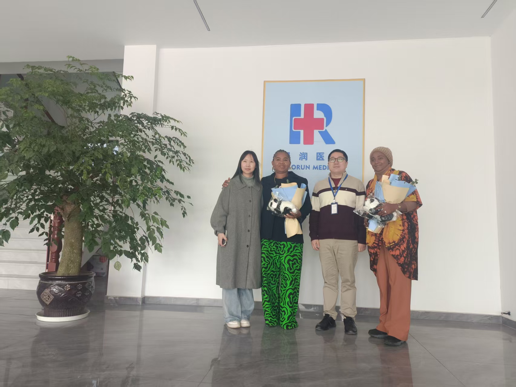 Делегация от Министерството на здравеопазването на Нигерия посети Haoron Medical Products Co., Ltd. за проверка и преглед.