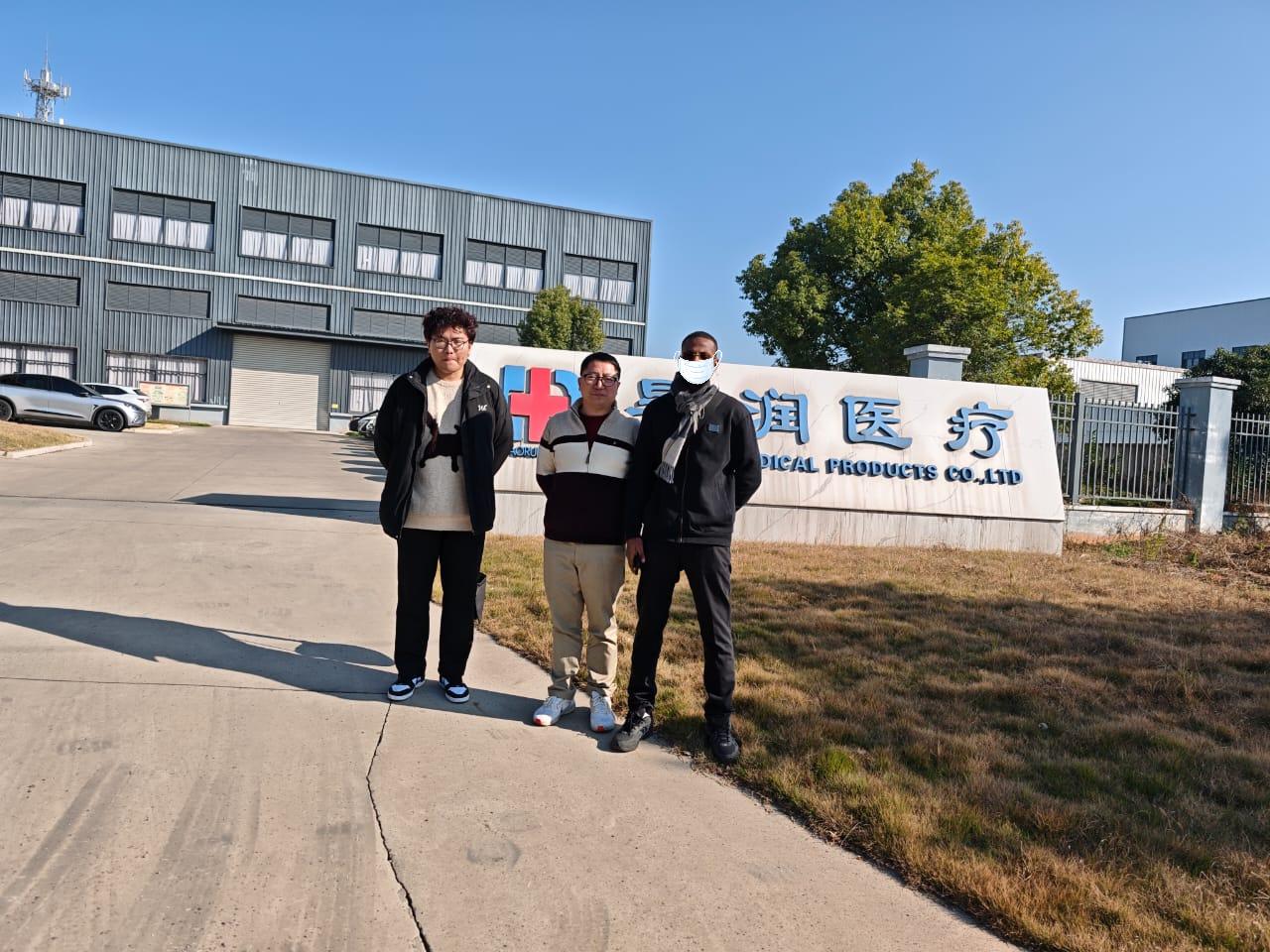 Клиент от Африка посещава нашата фабрика на 15 декември 2025 г.: Насърчаване на потенциала за задълбочено сътрудничество