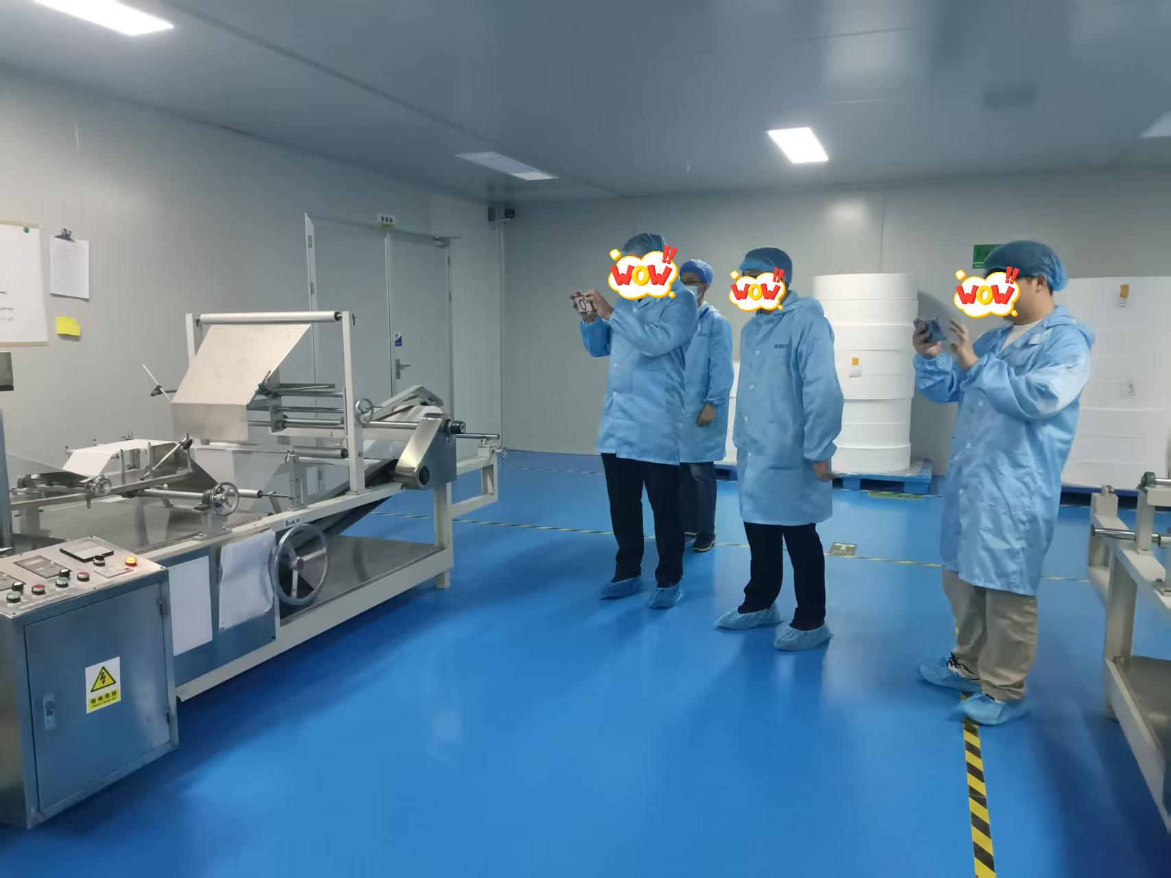 Директорът по покупките на европейския дистрибутор на големи продукти за здравето на животните посещава нашата компания за проверка и преговори