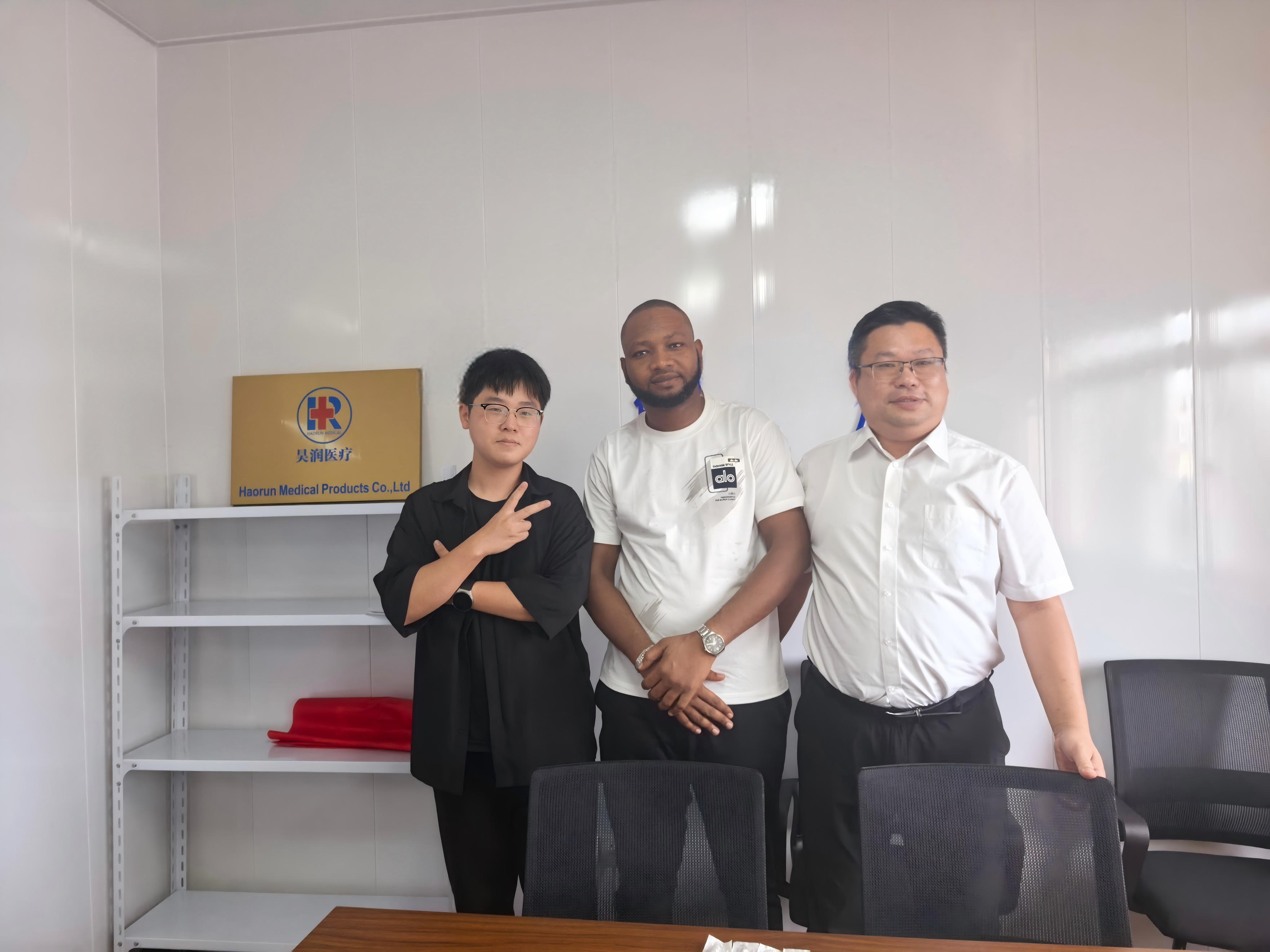 Клиентите направиха поръчка на място след посещение на фабриката Haorun Medical.
